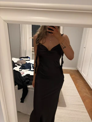 Svart långklänning med snörning - Klänning från Gina tricot i stl 40, använd två gånger