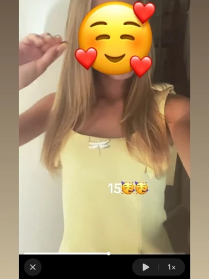 Populär topp från Zara 💘 - Säljer denna otroligt snygga gula topp från Zara, den är knappt använd och i bra skick. Inga fläckar eller några skavanker💘 Den är dock omsydd i banden för dom var för långa för mig. Skriv privat om ni vill ha bilder💘 Det är enkelt att ta bort om man vill! 