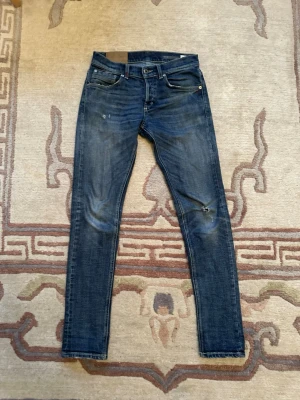  Dondup Ritchie - Säljer ett par blå jeans från Dondup, modell Ritchie. Jeansen har smal passform, klassisk femficksdesign och slitningar på knäet för en cool look. Perfekt för dig som gillar en modern och avslappnad stil. Kontakta om du har frågor eller ett bud!👍