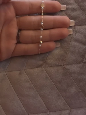 Armband  - Jätte fint silver armband med hjärtan och pärlor på säljer för jag aldrig använt🥰köpte här på Plick 🥰