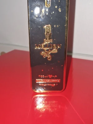 1 Million 100ml herrparfym - Stilren och ikonisk herrparfym från Paco Rabanne. Flaskan rymmer 100 ml och har en lyxig design som sticker ut. Perfekt för dig som vill ha något extra i din samling. Öppnad förpackning men fungerar som den ska. 