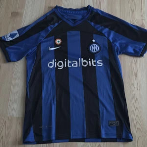 Inter fotbollströja serie A  - En fin fotbollströja i mycket bra skick för ett bra pris. Storlek S. Pris kan diskuteras.