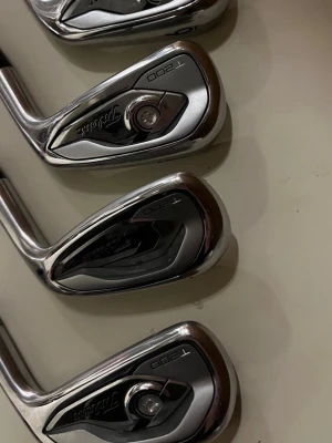 Grå Titleist T200 järnset nyskick - Snygg och stilren grå golfväst från Titleist, modell T200. Västen har en modern och sportig design med metalliska detaljer och en slät, kantig form. Perfekt för dig som vill ha en cool look på golfbanan och gillar kvalitetsmärken. Klubborna är använda en halv säsong så inprinsip nya!