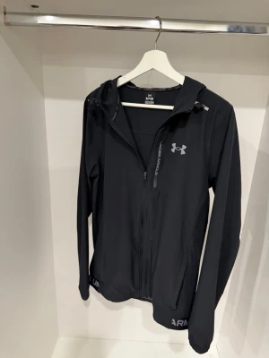 Under Armour windbreaker  - Säljer en under Armour windbreaker, storlek S men passar XS också. Fraktar snabbt inom 24h efter köp. Skriv gärna vid fler frågor eller bilder .