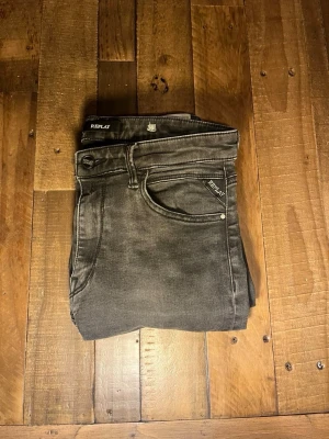 Replay svarta jeans slim fit - Säljer ett par svarta Replay jeans med slim fit och klassisk femficksdesign. Jeansen har snygga fades, med Replay-logga på fickan och patch bak. Väldigt sköna och bra passform!