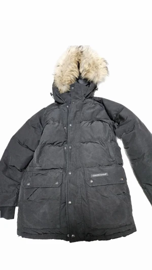 Jacka  Canada Goose Original  - Jag säljer min jacka, helt original, nästan nyskick, möte i Stockholm är möjligt, storlekar M-L