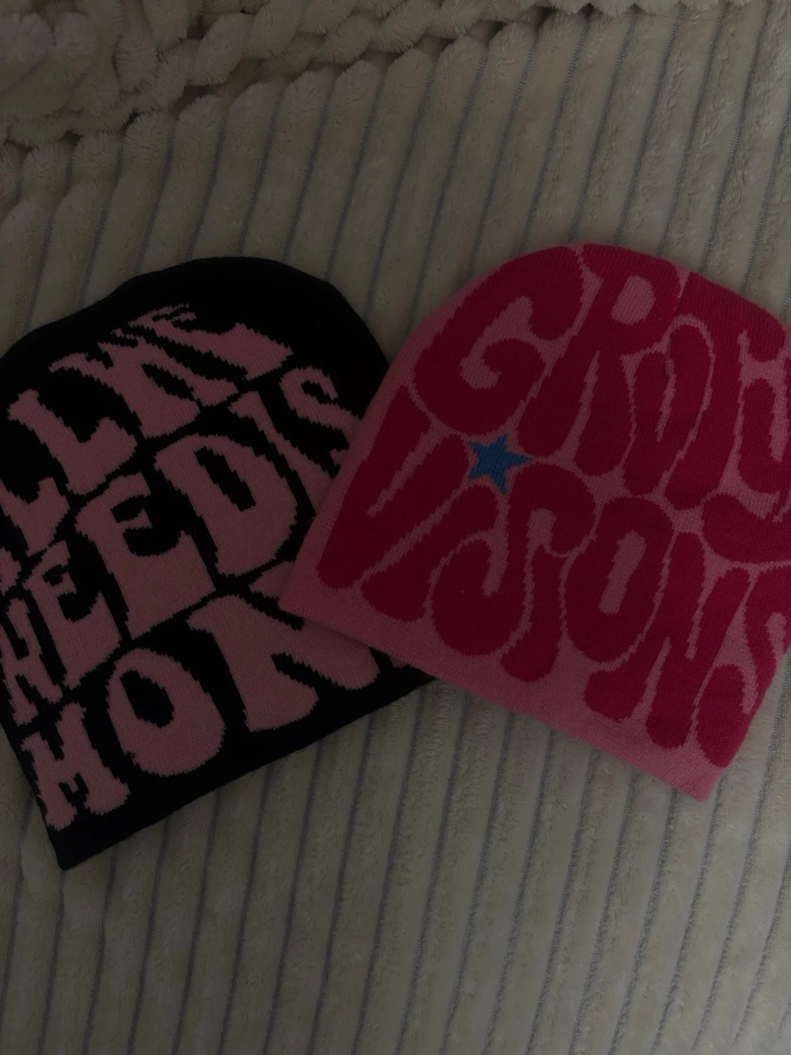 Två färgglada mössor med text