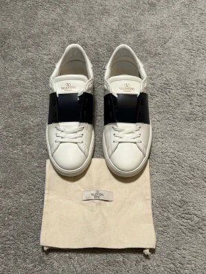 Valentino Open  - Valentino open navy, storlek 42 passar 43, skick 9/10, dustbag medföljer vid köp, vid funderingar hör av er.