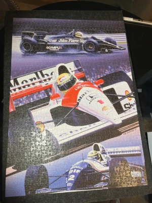 Senna Tribute Racing Cars Collection väst - Säljer en unik väst med motiv från Senna Tribute Racing Cars Collection. Västen har ett coolt tryck med klassiska Formel 1-bilar i svart, vit, röd och blå. Designen är sportig och passar dig som gillar motorsport och retrostil. Märket är King och materialet är syntet. Lagt en gång, och är i nyskick