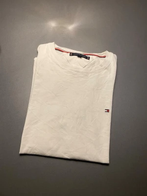 Tommy Hilfiger T-Shirt  - Säljer nu denna riktigt snygga Tommy Hilfiger T-shirten bara höra av dig vid frågor eller funderar och pris kan absolut diskuteras.