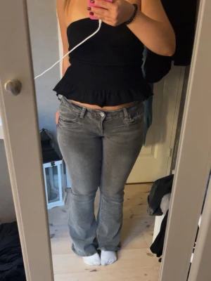 Grå lågmidjade jeans - Säljer ett par gråa jeans med bootcut-modell och låg midja. Jeansen är från Gina Tricot i storlek 38 💕 Byxorna är använda fåtal gånger 