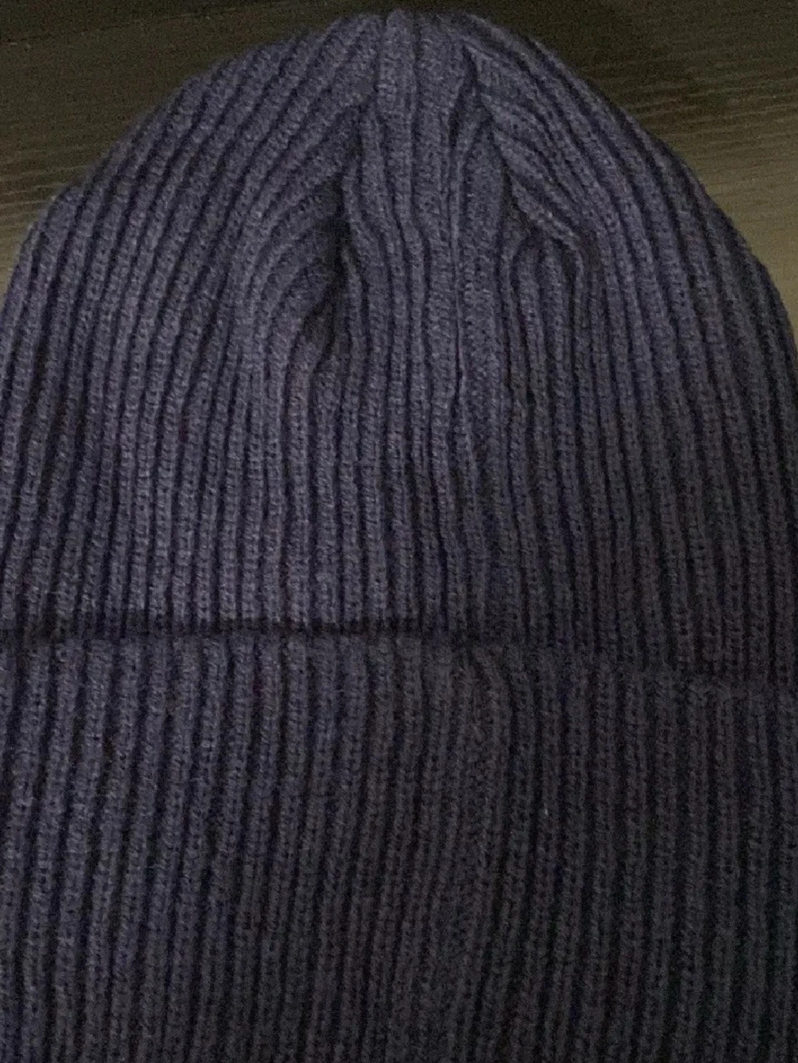 Mörkblå stickad mössa  - 1