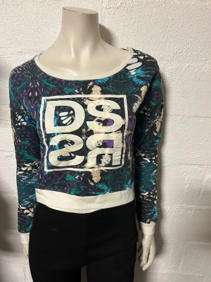 Collegetröja lite kortare modell fr Desires L - Helt ny lite tunnare än COLLEGEMATERIAL