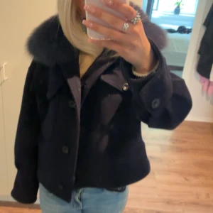 Meotine Jacka - Mörkblå Meotine jacka i bra skick. Använd varsamt.