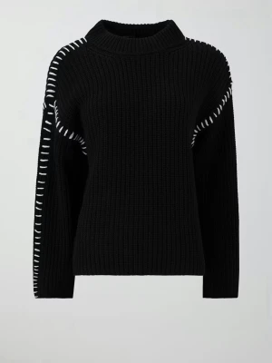 Svart stickad tröja med vita detaljer - Svart stickad tröja från Gina Tricot med vita sömdetaljer längs axlar och ärmar. Tröjan har en loose passform, ribbad struktur och långa ärmar. Perfekt att matcha med jeans för en chill look.
