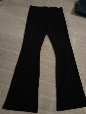 Svarta bootcut kostymbyxor/le från lager 157 - Säljer ett par svarta bootcut kostymbyxor från lager 157 i storlek M. Har dock ingen dragkedja och bara ett tjockt gummiband uppe vid midjan.💕