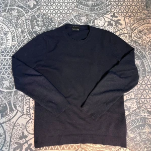Sisley - Kashmirblandbing - Säljer en elegant mörkblå tröja från Sisley i fin kashmirblandning! | Mycket fint skick! Något nopprig på underarmarna | Stl: L passar även M |  perfekt för kyligare dagar! | Den är mjuk och bekväm, vilket gör den till ett stilrent tillskott i garderoben! | Vid frågor eller funderingar finns jag i DM! 📩 Mvh CVB Closet