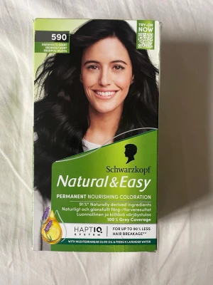 Schwarzkopf Natural & Easy hårfärg 590 - Permanent hårfärg i nyansen Ebenholts Svart (590) från Schwarzkopf Natural & Easy. Innehåller färgkräm, utvecklare och balsam. Berikad med medelhavsolivolja och fransk lavendelvatten för extra glans och vård. Ger 100% täckning av grått hårOBS! Helt ny säljer den pga det var fel färg.köot för 75kr