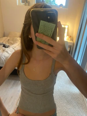 Ljusgrått ribbat linne - Ett fint, ljusgrått, ribbat linne gjort på 100% bomull med lite tjockare material och band. Perfekt till sommaren eller bara som lounge wear hemma. Super snyggt och bekvämt, får alltid komplimanger. Köpt för 190kr och har endast använt 2 gånger. 