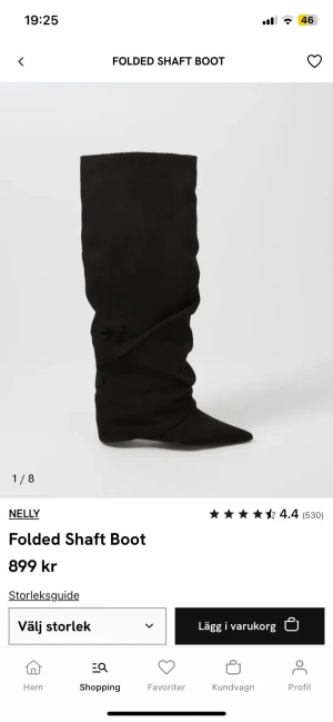 Svarta stövlar Folded Shaft Boot Nelly - Säljer dessa stövlar från Nelly! Använd ca 2-3 ggr! Tyget som är vid hälen har slitits när man gått så de har blivit slitage där! Men inget som är märkbart när man har på sig dem!