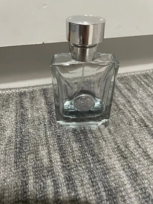 Versace Pour homme edt 50 ml - Stilren Versace parfym med ikonisk Medusa-detalj. Flaskan rymmer 50 ml och är tillverkad i Italien. Finns ca 15 ml i flaskan! Finns i Göteborg.