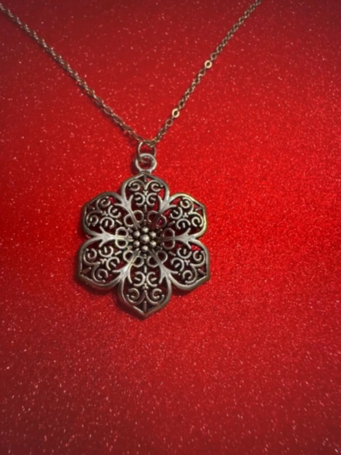 Silverhalsband mönstrad blomma