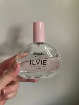 ILVIE Eau de Parfum 100ml - ILVIE Eau de Parfum för kvinnor från ilvande. Doftar musk och prästkrage. Volym: 100ml, typ 40-50% kvar. Perfekt för dig som vill ha en fräsch och trendig parfym i din samling.