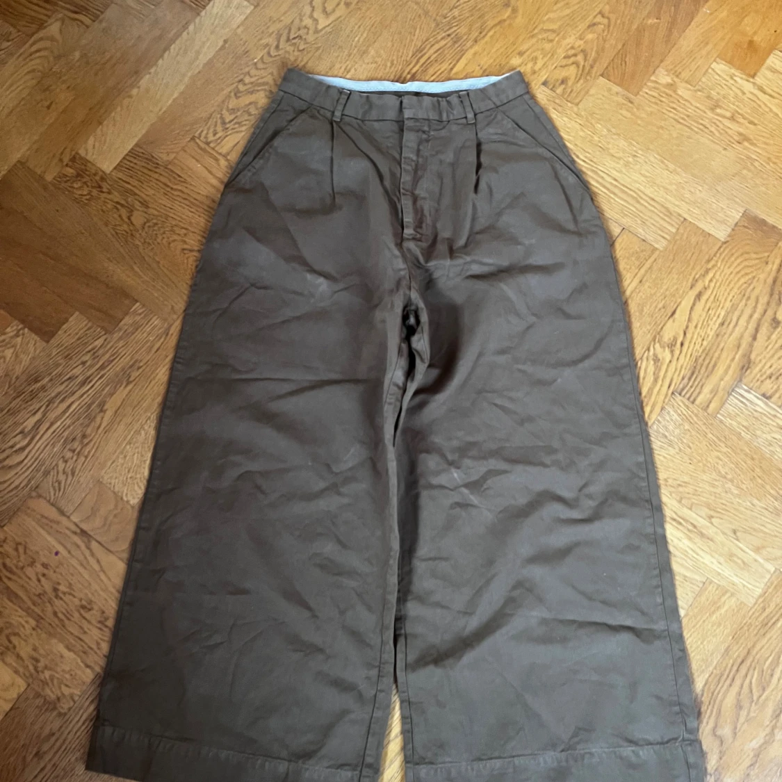 Bruna wide byxor från Whyred, stl 36