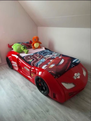 Blixten mcqueen bil säng - en barnsäng formad som en röd blixten mcqueen bil. Kommer utan leksaker som är på bilen