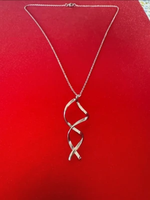 Stor spiral silverhalsband  - Säljer smycken som skapats som hobby av mig och dottern.   Halskedjan är ca 45-50cm  Bilder på berlock kan vara missvisande så är det viktigt så fråga gärna om mått 🌹  Smycken är inte av äkta guld/silver .   Inga bud godtas då priserna är så billiga❤️