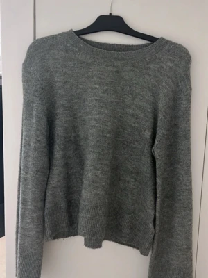 Grå stickad tröja  - Säljer eftersom jag fick den i present och den passar mig inte. Storlek M och skriv privat för fler frågor/bilder!🩷 knappt använd. Är M men passar även som S skulle jag säga.