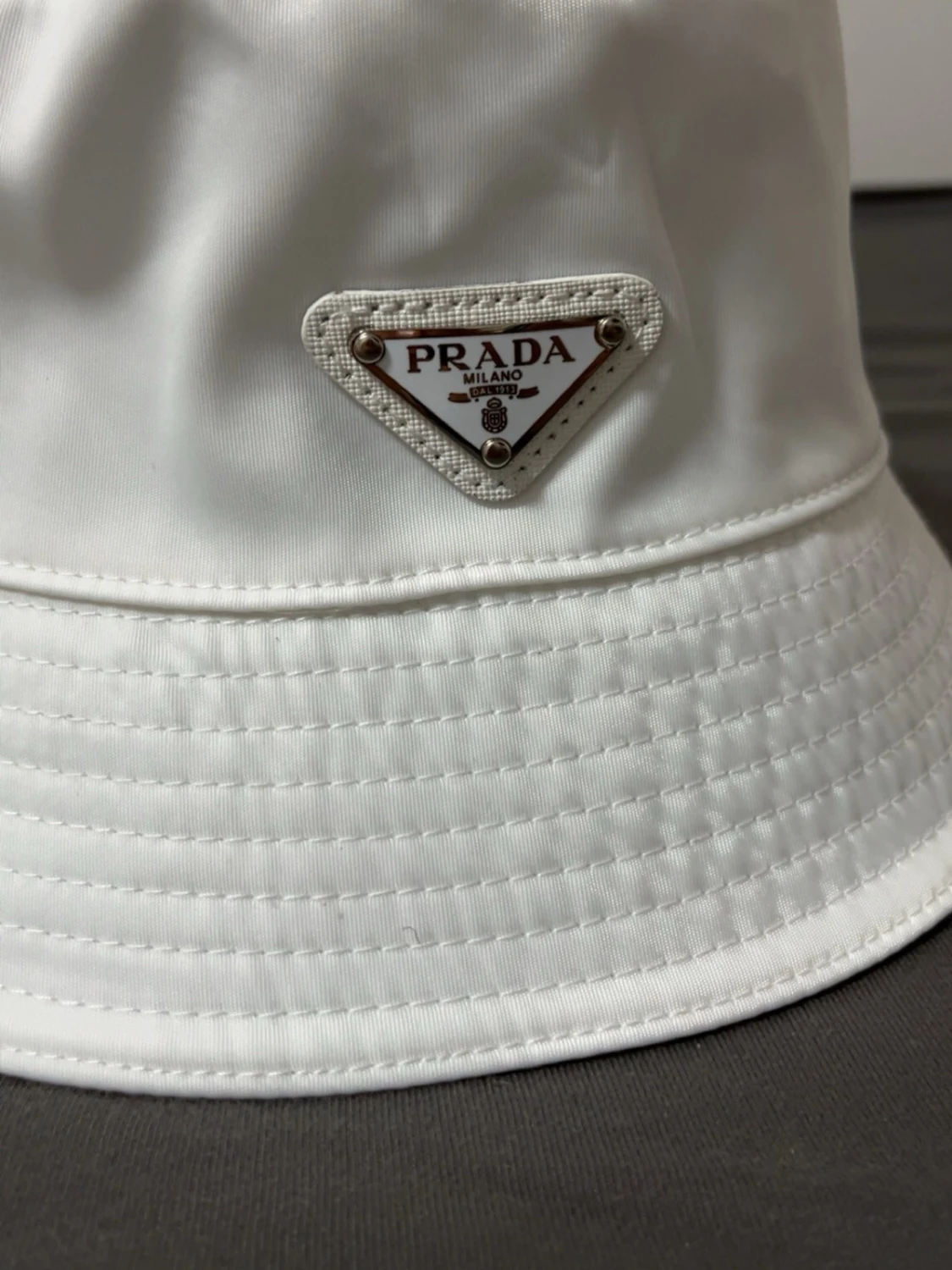 Vit bucket hat från Prada - 1