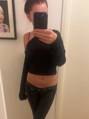 Svart tröja med knyt rygg - Säljer svart tröja med sne sida och knyt rygg i storlek m men den är liten i storleken vet inte om den går att hitta längre