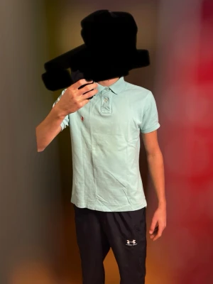  Ralph Lauren Piké - Säljer en ljusblå pikétröja från Polo Ralph Lauren i storlek S, custom fit. Skicket är mycket bra och jag svarar gärna på era frågor 😀 