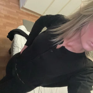 Långärmad trlja - Svart skön långärmad tröja med knappar framtill som en fin detalj. Passar till många tillfällen och knappt använd.🩷