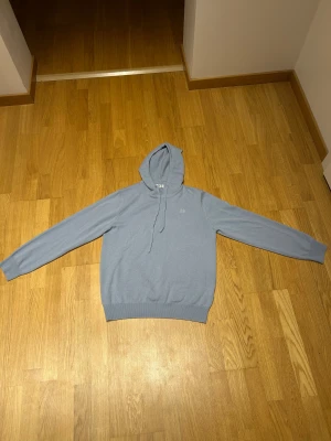 Bvaldi tröja - Ljusblå bvaldi tröja, använd 2 gånger. Inga hål och är inte knopprig. Nypris 1299 kr. 