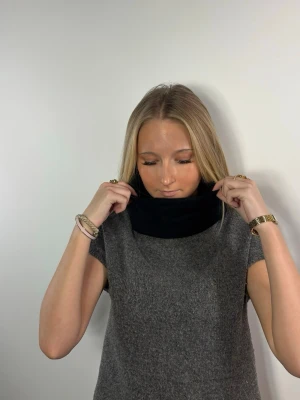 Svart kashmir buff - 010 svart buff. 100% återvunnen kashmir i riktigt fint skick!🐐erbjuder upphämtning i Västerås och Sala!