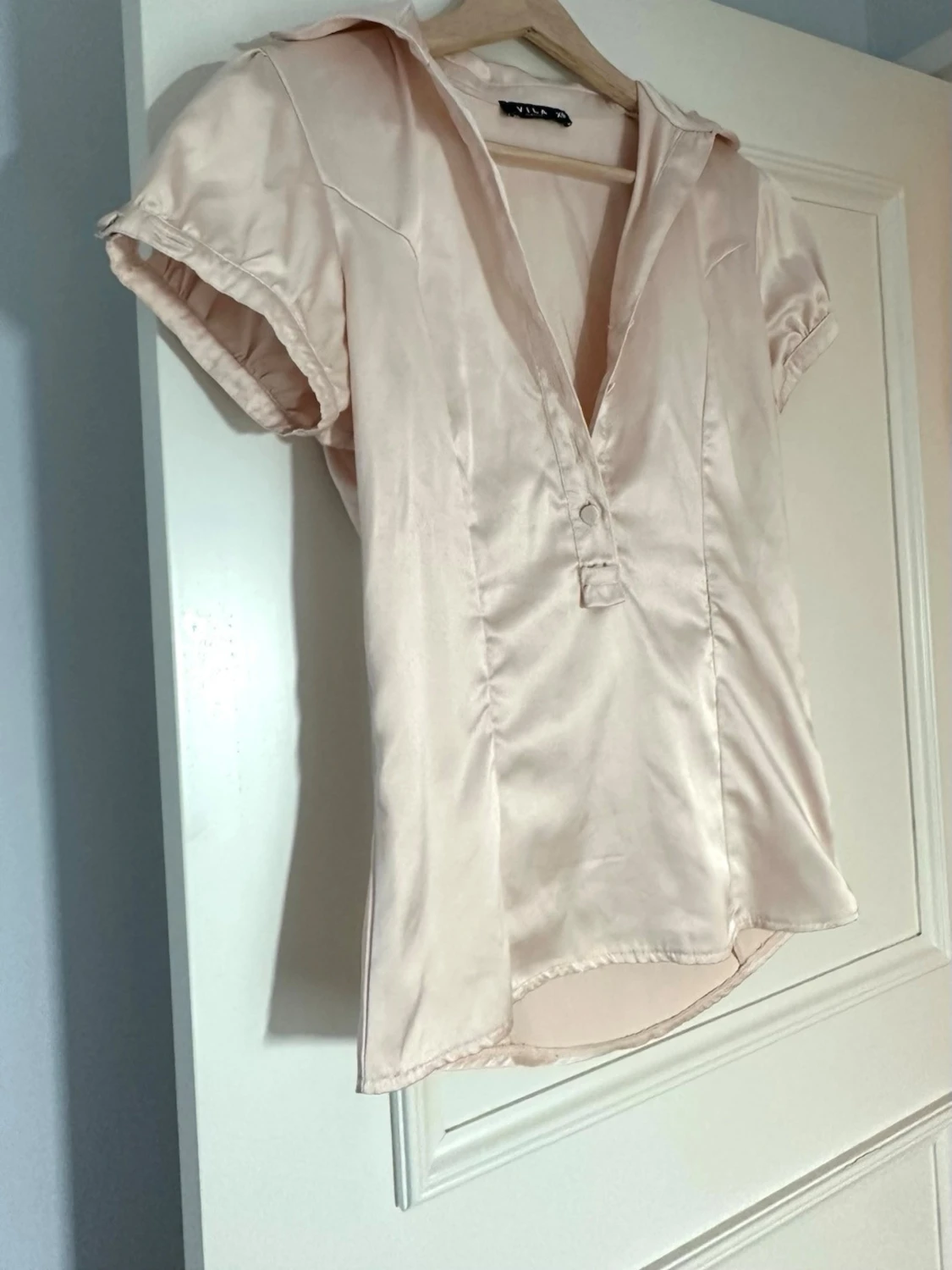 Ljusrosa blus i satin 