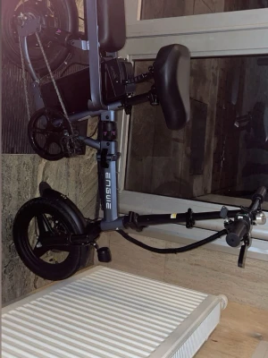 Inmotion Elektrisk hopfällbar cykel - Inmotion Elektrisk hopfällbar cykel med grå  färg. Utrustad med sadel och handtag. Cykeln är designad för enkel hopfällning och transport. Kör 25kmh men om man vill köra snabbare så kan man trimma den till 45-55 pris kan diskuteras 