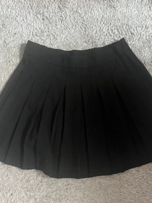 Svart kortkjol - Säljer en svart kortkjol från STRADIVARIUS i storlek XL men skulle säkert passa en L.  Sparsamt använd och i gott skick 🖤