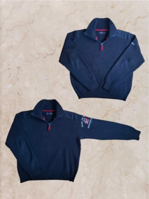 Quarter zip från Henri Lloyd  - En Riktigt snygg Quarter zip tröja ifrån Henri Lloyd. Tröjan är I bra skick förutom ett litet släpp  vid armhålan (se bild). Modellen är 173cm lång och tröjan är i storlek S.