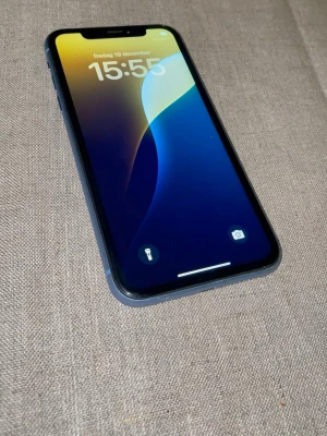 iPhone XR - iPhone XR i fint skick.  Några få & små repor på skärmen som knappt syns & som ej stör funktionen alls. Något kantstött.  Inga fysiska skador.  Annars i fint skick se bilder.   64GB 87% Batteri hälsa  Utloggad & nolställd