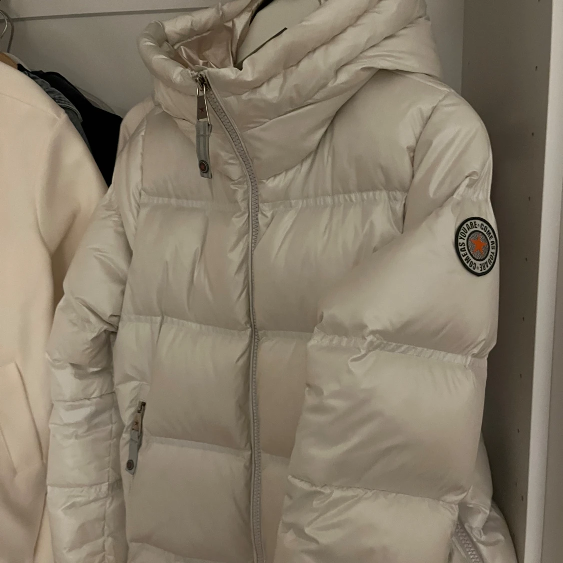 Vit pufferjacka från Caya