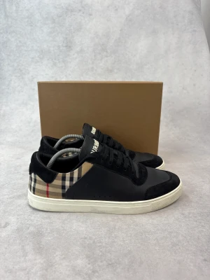 Burberry checked sneakers - – Condition: 9,5/10  – What is included: Box  – Retail price: Over 650 euro