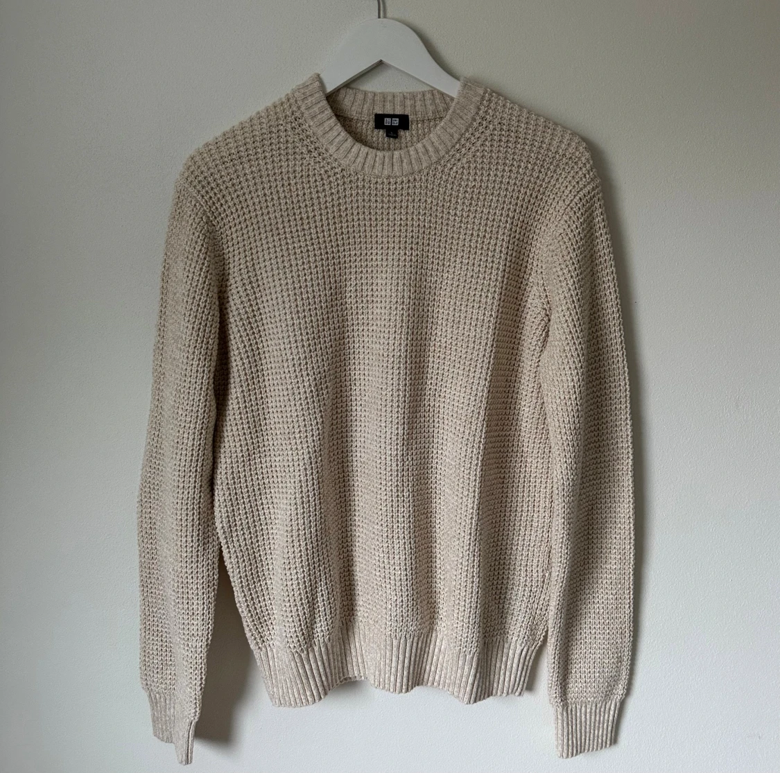Beige stickad tröja från Uniqlo