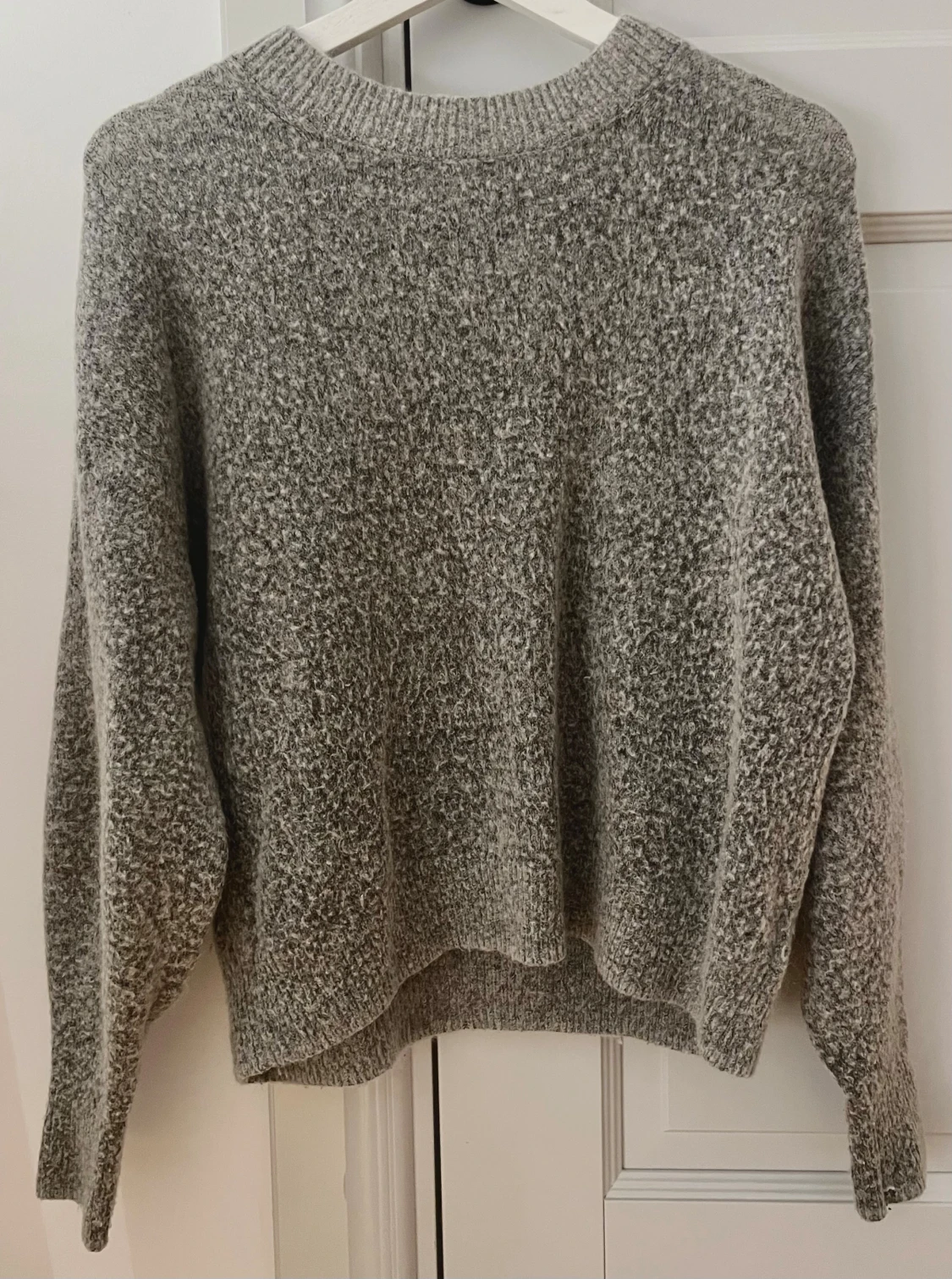 Grå stickad tröja med rund hals