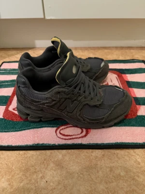 New balance 2002r protection pack - New balance 2002r protection pack. Köptes för ett tag sen, har tyvärr ingen låda eller kvitto om de skulle begäras. Har använt dem typ sammanlagt 4 gånger och nu sitter dem bara i garderoben. Pris kan diskuteras vid snabb affär !!