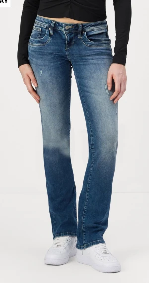 LTB jeans, valerie - cordelia wash - Köptes för ett år sedan men har knappt använt dom eftersom jag inte gillar färgen. Storleken är 28x32. Köptes för runt 600kr på Zalando. (Hålen på jeansen är enligt jeans modellen)