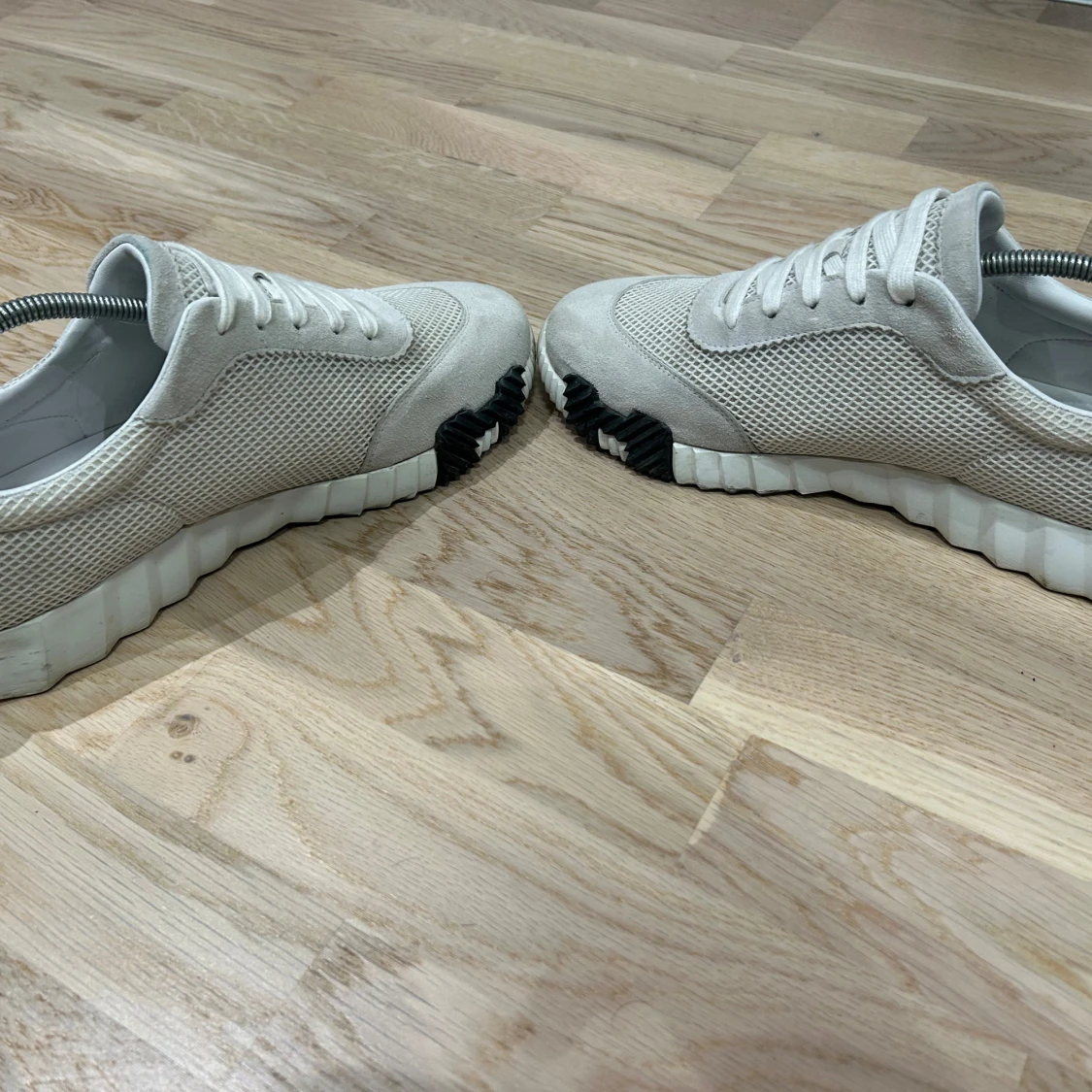 H vita sneakers med mesh - 1