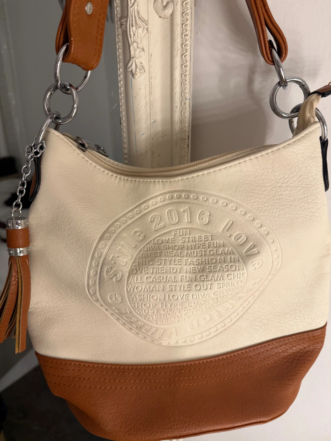 Beige och brun axelväska med tofs - 1